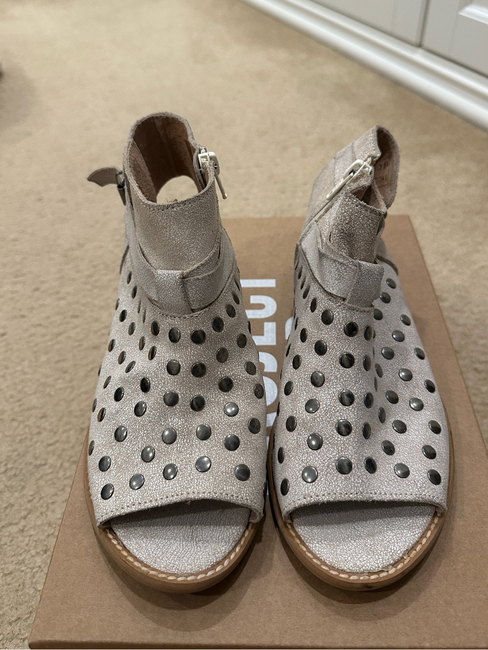 NWOB Musse & Cloud Open-Toe Silver Studded Ankle Sandal Size 36